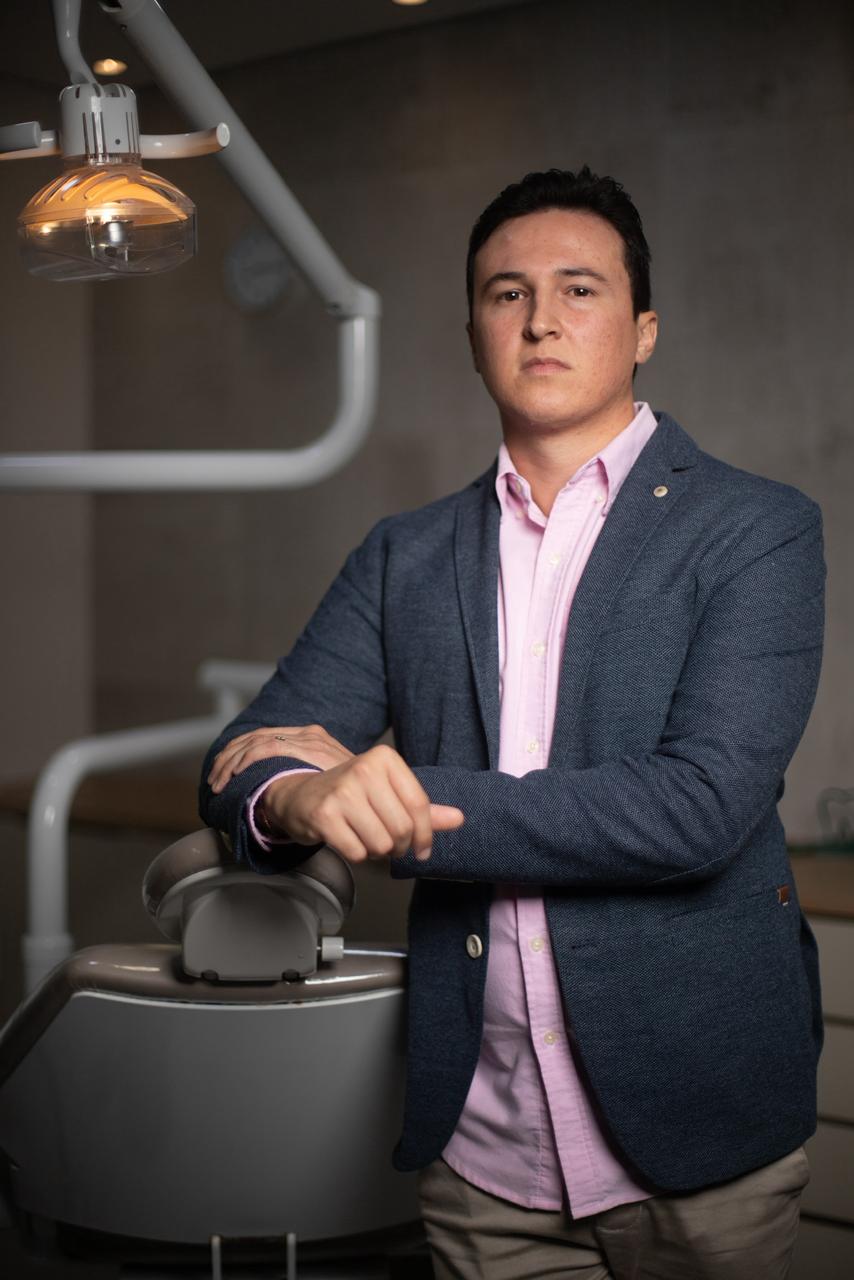 Dr. Wilson Raphael no consultório da Odonto Center